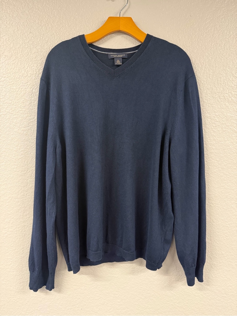 Banana Republic Men's V-Neck Sweater in Navy Blue - 87% Silk & 13% Cashmere